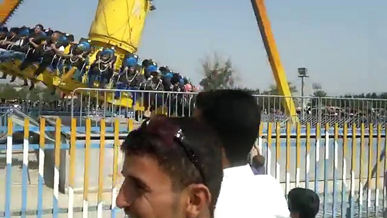 Un Irakien percuté par une nacelle de manège
