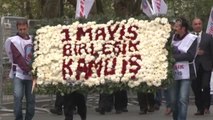 Birleşik Kamu-İş, Taksim Cumhuriyet Anıtı'na Çelenk Bıraktı