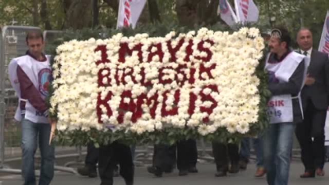Birleşik Kamu-İş, Taksim Cumhuriyet Anıtı'na Çelenk Bıraktı