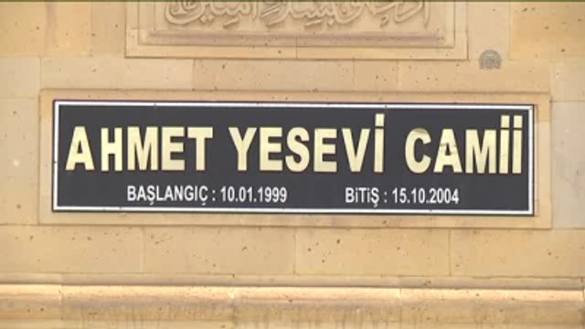 Davutoğlu, Cuma Namazını Ahmet Yesevi Camii'nde Kıldı