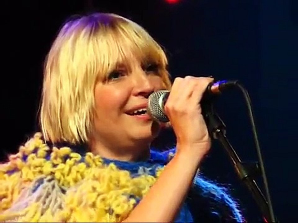 SIA PERFORMS "CLAP YOUR HANDS" (ACOUSTIC) LIVE AT MTV CANADA