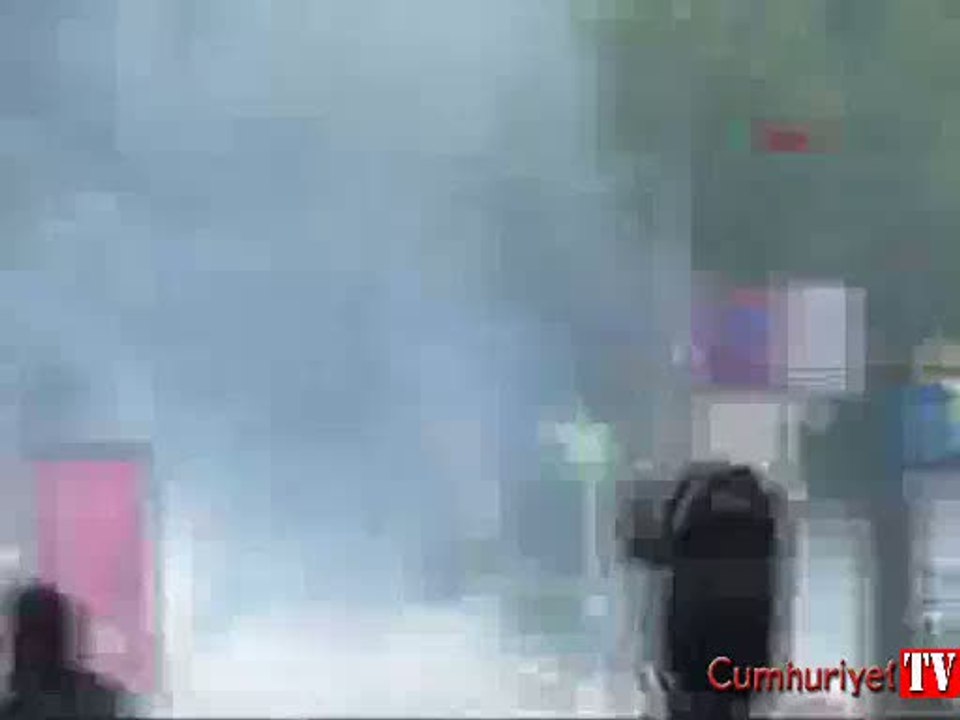 Eli sopalı kişiler eylemcileri darp etti