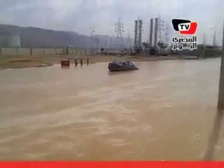 غرق مشروع محطة كهرباء العين السخنة في مياه السيول