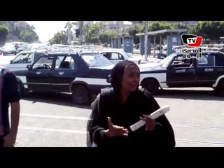 سيدة تهتف للشرطة أمام موقع أنفجار ميدان المحكمة