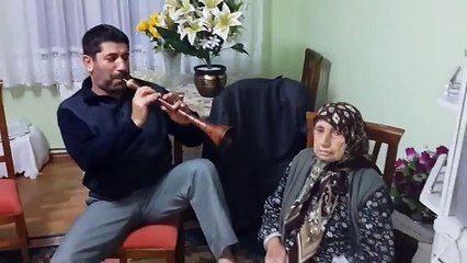 Cılgın zurnacı annesini coşturuyor