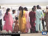 Dunya News - People of Karachi head to beach as temperature soars to 43 degrees
