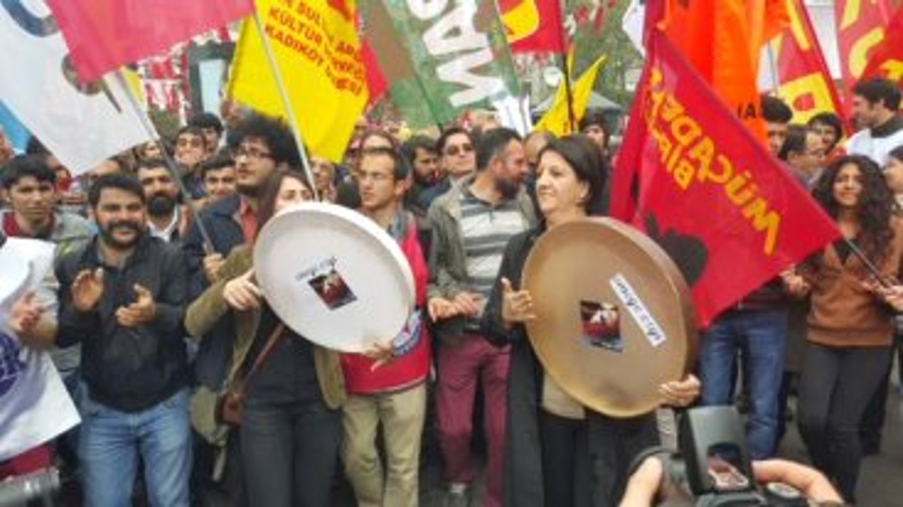 Pervin Buldan Erbane Çaldı, Yüksekdağ Kürtçe Şarkı Söyledi