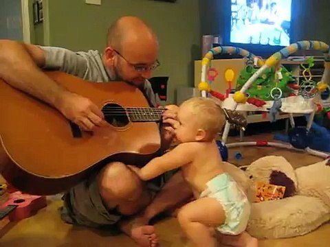 Cet adorable bébé est surexcité quand son papa joue du Bon Jovi à la guitare
