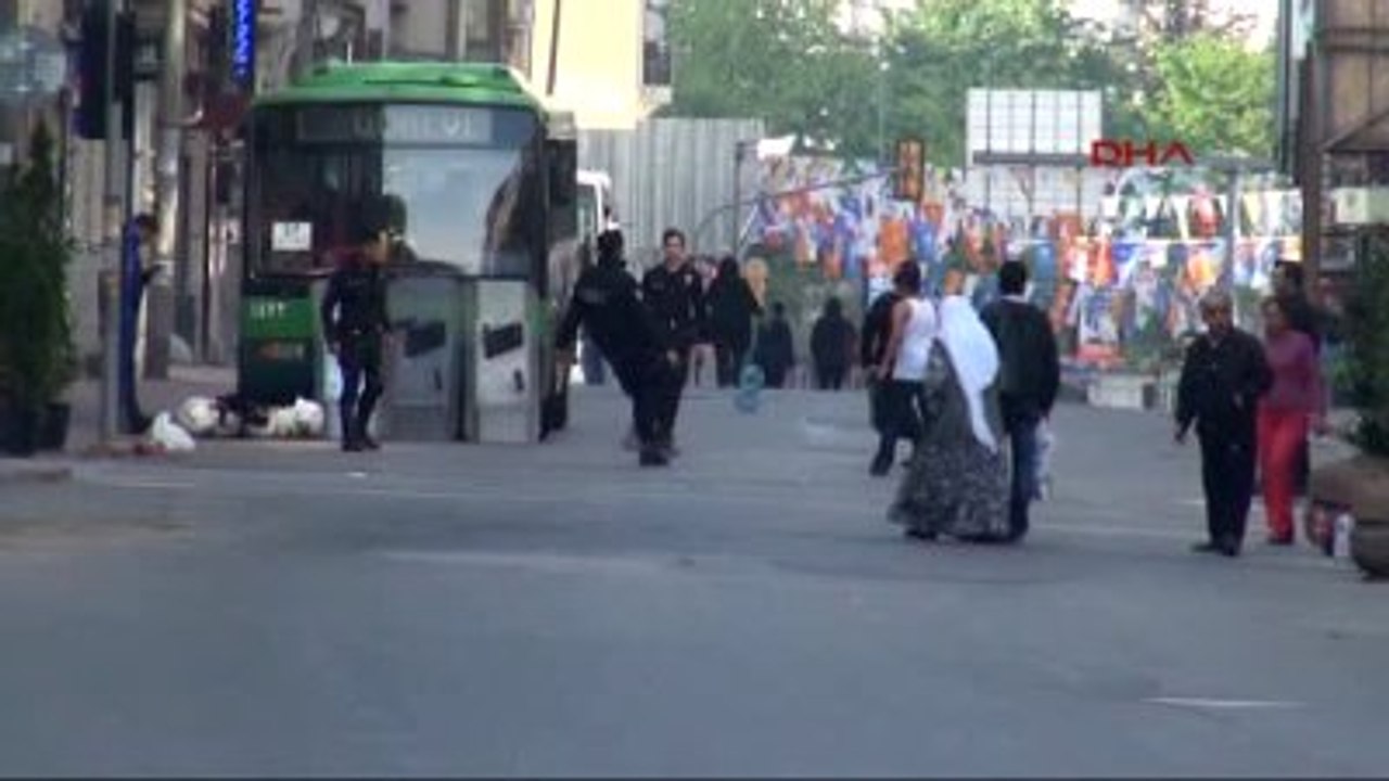 Çevik Kuvvet Polisi Top Oynadı