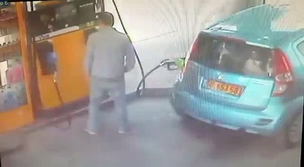 İstediği Sigarayı Alamayan Kadının Benzin Pompasını Ateşleyerek Arabayı Yakması