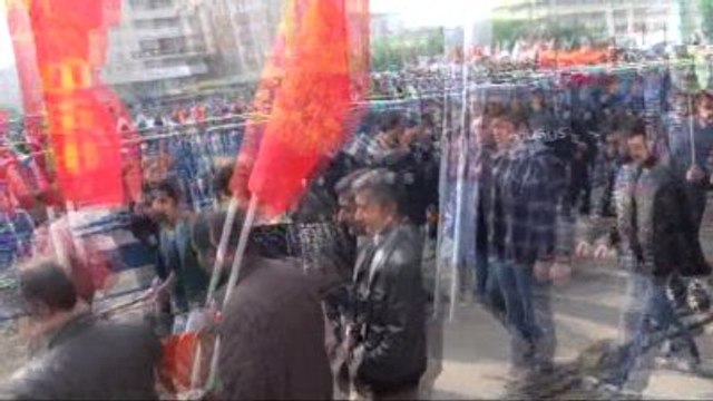 İzmit'te 1 Mayıs Kutlamasına Yaklaşık 15 Bin Kişi Katıldı