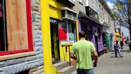 Des émeutiers de Baltimore ont essayé de mettre le feu à cet homme et sa pizzeria