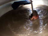Un homme fait une vague géante dans un réservoir