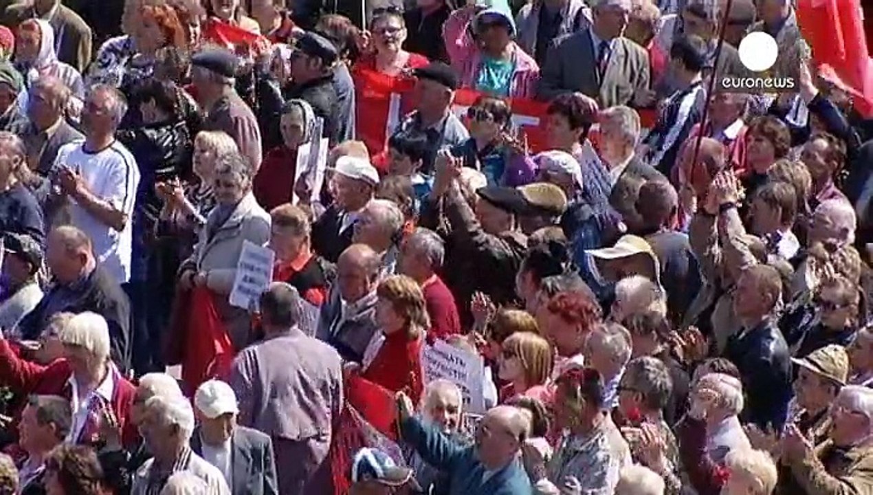 Kiev: ultimo Primo maggio con le bandiere rosse