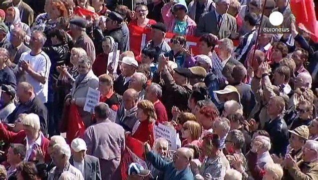 Kiev: ultimo Primo maggio con le bandiere rosse