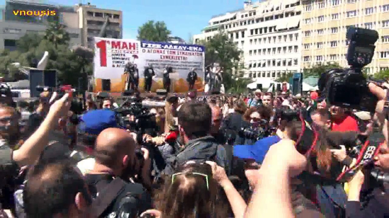 Ο Βαρουφάκης τρελαίνει κάμερες και δημοσιογράφους