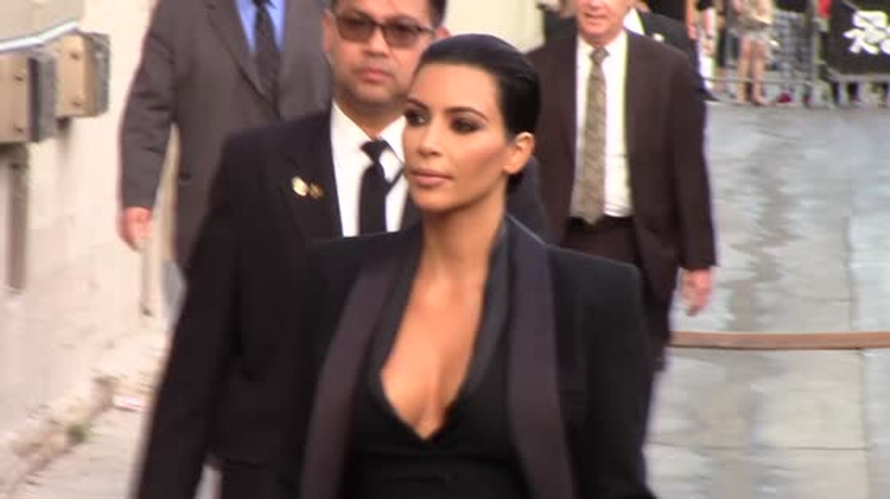 Kim Kardashian in einem sexy Outfit bei der Jimmy Kimmel Show