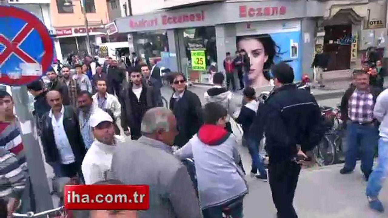 Ve buda oldu. Emniyet Müdürü Gazeteciye Yumruk Attı