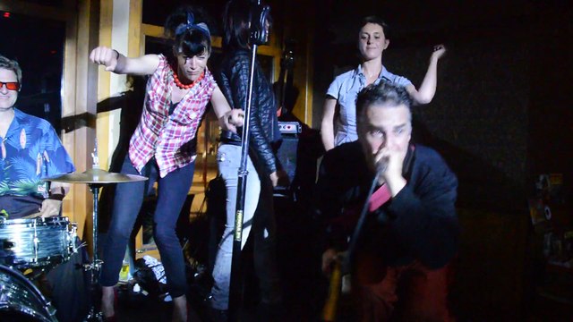 Hot Chickens - Renaix ( B ) Brasserie Lagaar 30-04-2015 Surfin' bird