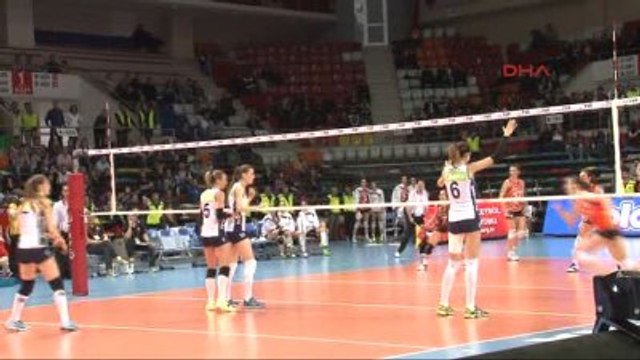 Şampiyon Fenerbahçe Grundig Kupasını Aldı