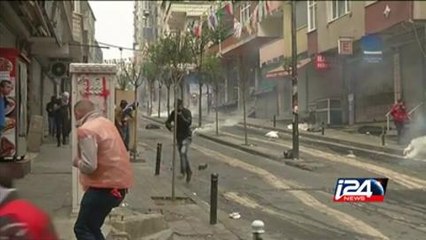 مواجهات بين الشرطة والمتظاهرين في ميدان تقسيم في إسطنبول خلال تظاهرة لإحياء يوم العمال العالمي