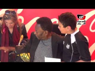 بيليه يفتتح أولى جولات «كوبا كوكاكولا» بمصر خلف زجاج عازل