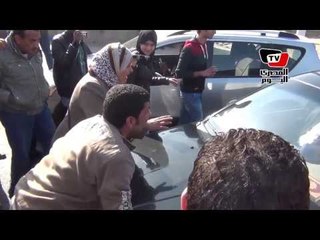 ‎‫مواطنون يمنعون سيارة محامي مرسي من حضور المحاكمة‬