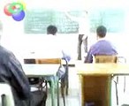 مدرس عصبي يضرب طالب بقوه