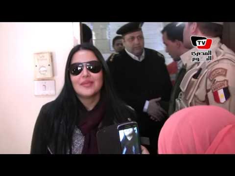 سمية الخشاب مع والدتها في الاستفتاء: نعم للدستو...