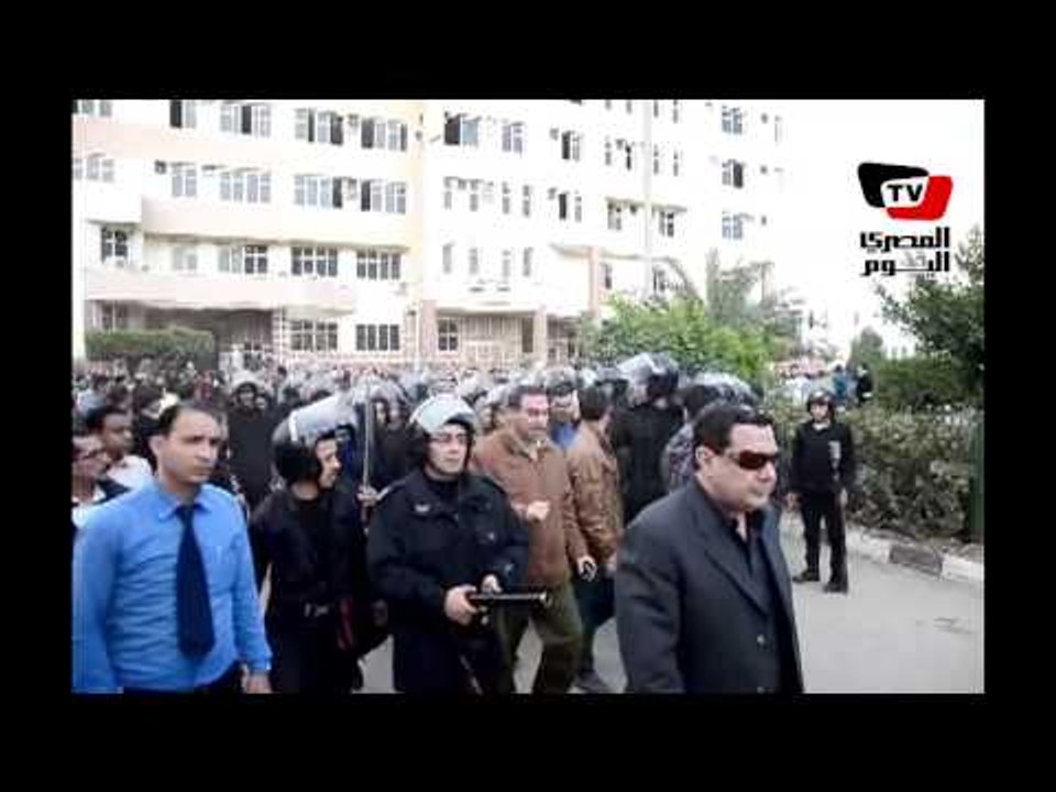 الأمن يقتحم جامعة المنصورة بعد اشتباكات بين طلا...