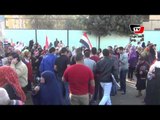 أهالي شبرا يرقصون ويغنون أمام اللجان الانتخابية