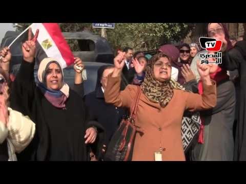 زغاريد ورقص وغناء في طابور السيدات قبل التصويت