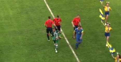 Amigo Kızla Çarpışan Futbolcu, Maç Başlamadan Yere Düştü