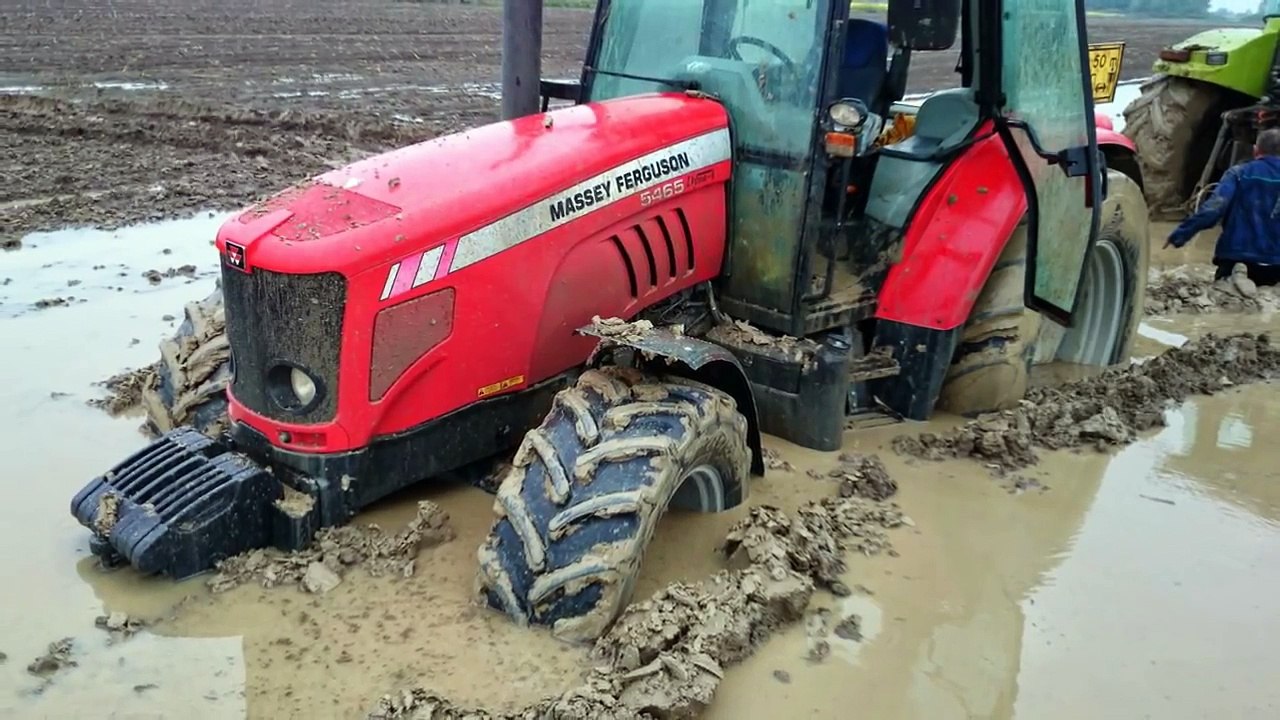 Claas + Massey Ferguson + John Deere - stuck in mud