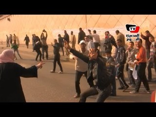 سيدة تواجه مسيرة «الهرم» بعلامة «النصر» والأمن المركزي يجوب شوارع الجيزة