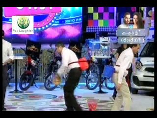Throw Balls into Back Basket Contest in Jeeto Pakistan Funny Show