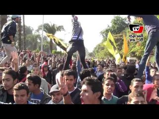 طلاب «الإخوان» يتظاهرون أمام بوابة «الجامعة» ويقطعون طريق «النهضة»