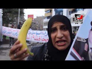 متظاهرة تشرح سبب حمل الموز أمام سفارة قطر