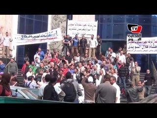 عمال يستغيثون بـِ«السيسي» في وقفة أمام «الصحفيين»