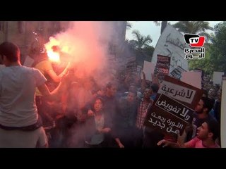 «أحرار» بالشماريخ  في جامعة القاهرة: الثورة ستعود