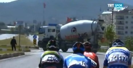 Bisiklet Turu'nda Çİmento Kamyona Yola Girdi