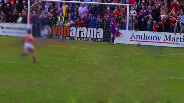 Selfie çekmek için yarı çıplak sahaya daldı!