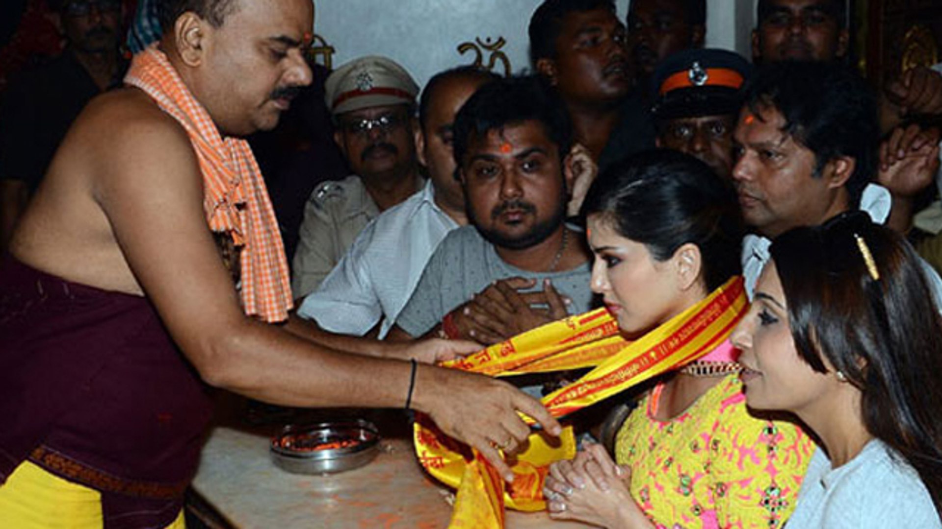 Sunny Leone Prays At Siddhivinayak Temple In Mumbai - video Dailymotion