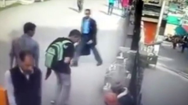 ¡Hace una peineta y el mono le da una patada voladora!