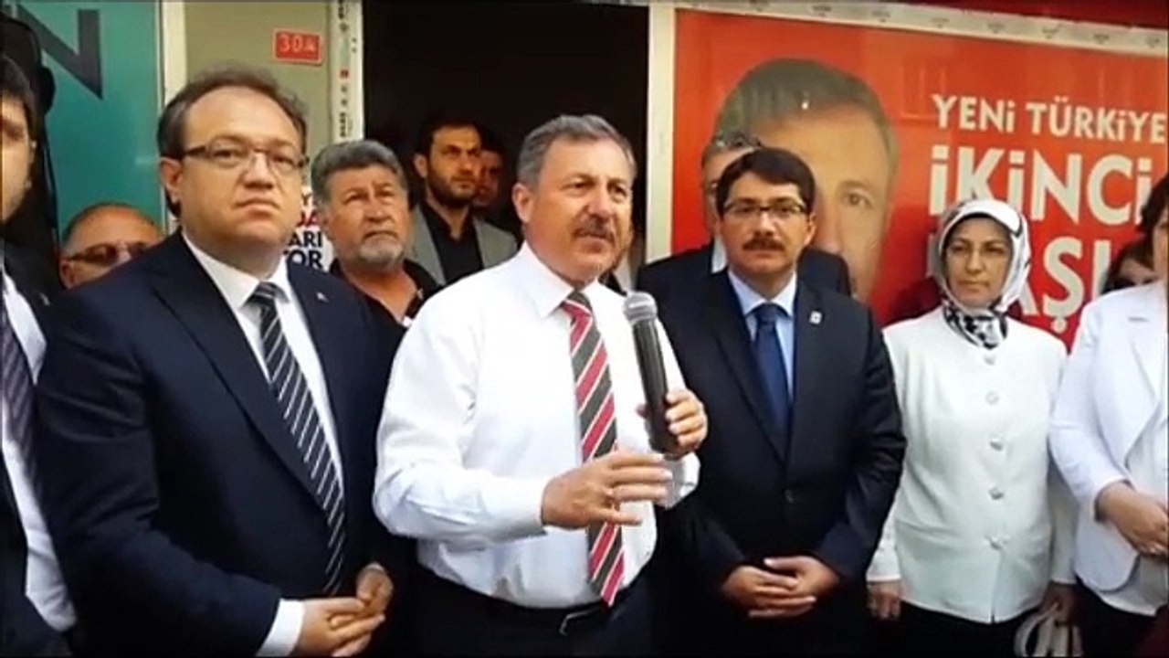 Manisa Milletvekili Selçuk Özdağ ilk seçim bürosunu Alaybey'de açtı