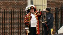 Crier announces birth of the royal baby outside hospital