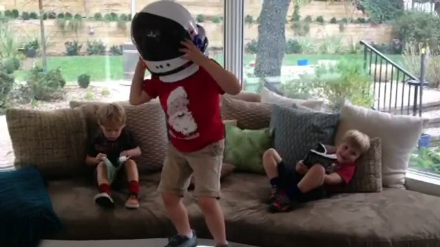 Julie Bowen's Family Does Beer Pong and The Harlem Shake (Late Night with Jimmy Fallon)