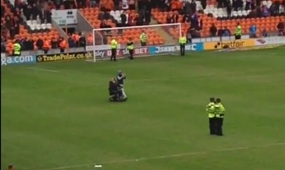Il envahit le terrain en fauteuil roulant lors de Blackpool - Huddersfield Town