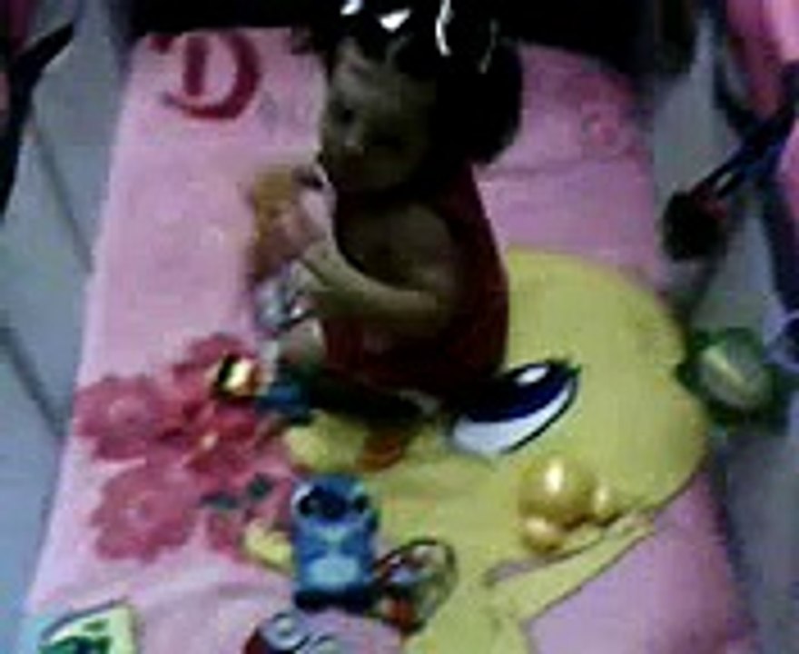 Bebê de 7 meses grita com boneca.
