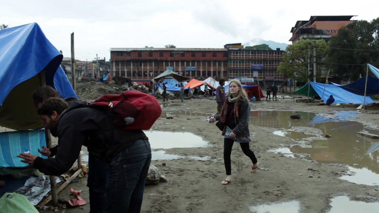 Valentin Simon (Calvados) distribue de l'eau tremblement de terre à Katmandou Avril 2015 @ValentinSimon